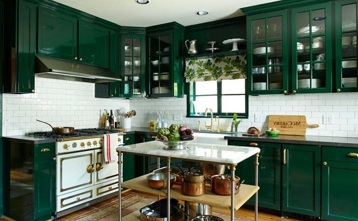 Зеленая кухня в английском стиле